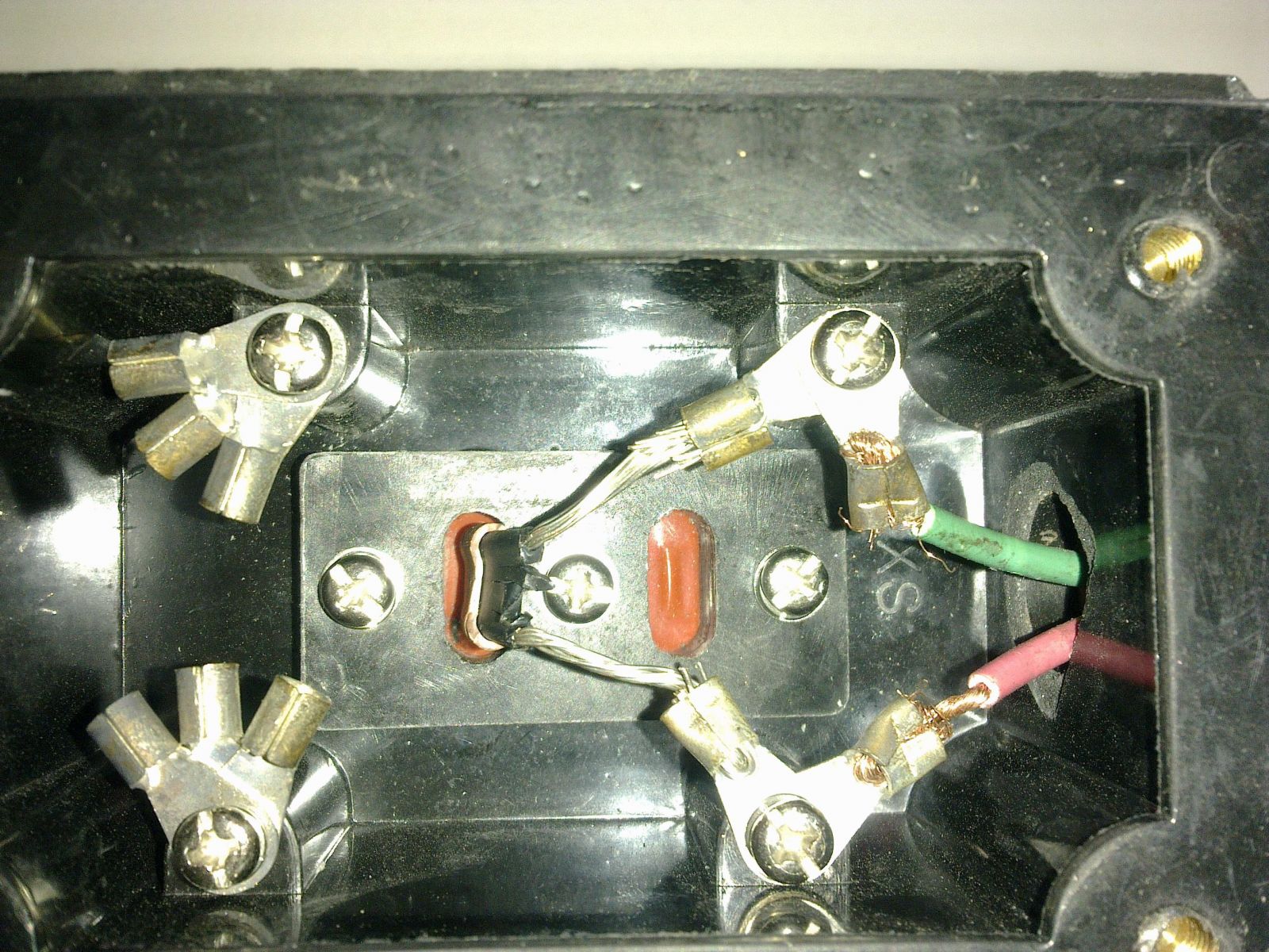 將剝離好的電伴熱帶由電源接線盒下口穿入接線盒累，并將電源線由電源線入口穿入接線盒，固定在接線端子上