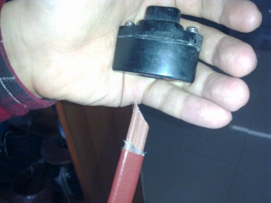 將電伴熱帶的末端剝?nèi)ネ庾o套及屏蔽層，將伴熱帶線芯剪成斜口